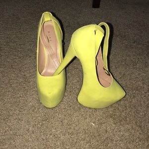 Barely worn Yellow showstoppers!!